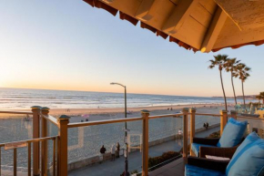 Oceanfront, two-level condo with stunning view, decks, fast WiFi & fireplace